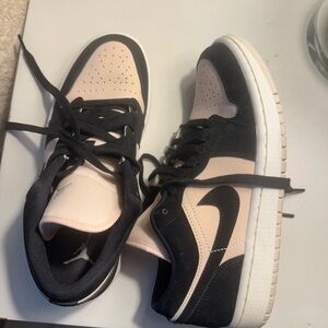 Nike Women's Black and Peach Athletic Shoes